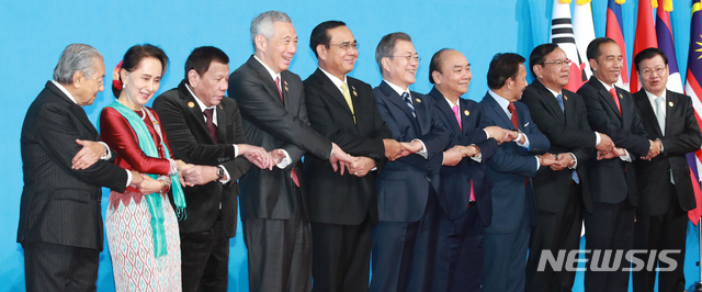 [서울=뉴시스]문재인 대통령이 26일 오전 부산 벡스코에서 열린 2019 한-아세안 특별 정상회의에서 참석자들과 기념촬영을 하고 있다. 왼쪽부터 마하티르 모하맛 말레이시아 총리, 아웅산 수치 미얀마 국가고문, 로드리고 두테르테 필리핀 대통령, 리셴룽 싱가포르 총리, 쁘라윳 짠-오차 태국 총리, 문 대통령, 응우옌 쑤언 푹 베트남 총리, 하사날 볼키아 브루나이 국왕, 프락 속혼 캄보디아 부총리 겸 외교부 장관, 조코 위도도 인도네시아 대통령, 통룬 시술릿 라오스 총리. (사진=2019 한-아세안 특별정상회의 제공) 2019.11.26.&nbsp; photo@newsis.com