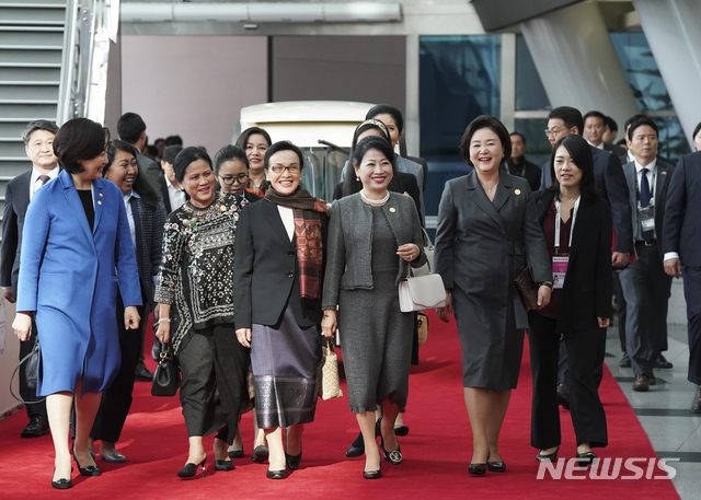 [부산=뉴시스]박영태 기자 = 김정숙 여사와 아세안 정상 부인들이 26일 오전 부산 벡스코에서 한·아세안 특별정상회의 부대행사로 열린 'K뷰티 페스티벌’에 참석하고 있다. 2019.11.26. since1999@newsis.com