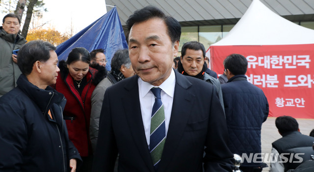 [서울=뉴시스]박주성 기자 = 손학규 바른미래당 대표가 26일 오후 서울 청와대 분수대 앞에서 7일째 단식농성을 이어가고 있는 황교안 자유한국당 대표 방문을 마친 후 농성장을 나서고 있다. 2019.11.26.&nbsp; park7691@newsis.com