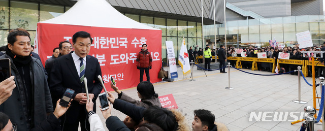 [서울=뉴시스]박주성 기자 = 손학규 바른미래당 대표가 26일 오후 서울 청와대 분수대 앞에서 7일째 단식농성을 이어가고 있는 황교안 자유한국당 대표 방문을 마친 후 취재진 질문에 답하는 도중 우측에 있는 황교안 대표 지지자들이 공수처법 반대를 외치고 있다. 2019.11.26. park7691@newsis.com