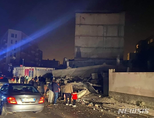 [두레스(알바니아)=AP/뉴시스]알바니아 수도 티라나에서 서쪽으로 33㎞ 떨어진 두레스에서 26일 새벽 발생한 규모 6.4의 강진으로 무너진 건물을 대피한 주민들이 바라보고 있다. 이날 지진으로 최소 4명이 사망하고 약 150명이 부상했다. 2019.11.26