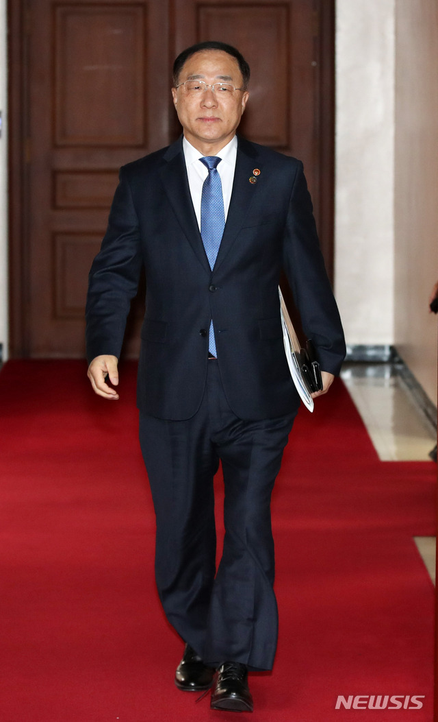 [서울=뉴시스] 고범준 기자 = 홍남기 경제부총리 겸 기획재정부 장관이 26일 오후 서울 종로구 정부서울청사에서 열린 연구기관장 및 투자은행 전문가 간담회에 참석하고 있다. 2019.11.26. bjko@newsis.com