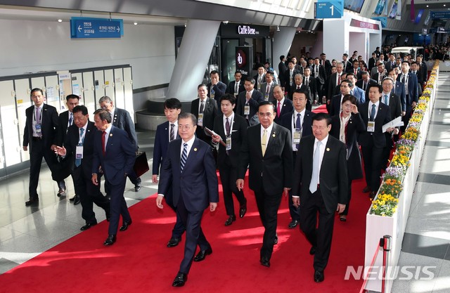 [서울=뉴시스]문재인 대통령과 아세안 각국 정상들이 26일 부산 벡스코 제1전시장에서 2019 한·아세안 특별 정상회의 부대행사로 열린 '스타트업 서밋' 행사를 마친 뒤 이동하고 있다. (사진=2019 한-아세안 특별정상회의 제공) 2019.11.26.&nbsp; photo@newsis.com