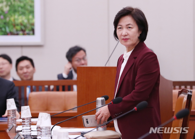 [서울=뉴시스]김명원 기자 = 추미애 더불어민주당 의원이 26일 오후 서울 여의도 국회 외교통일위원회에서 열린 전체회의에 참석해 자리하고 있다. 2019.11.26. kmx1105@newsis.com