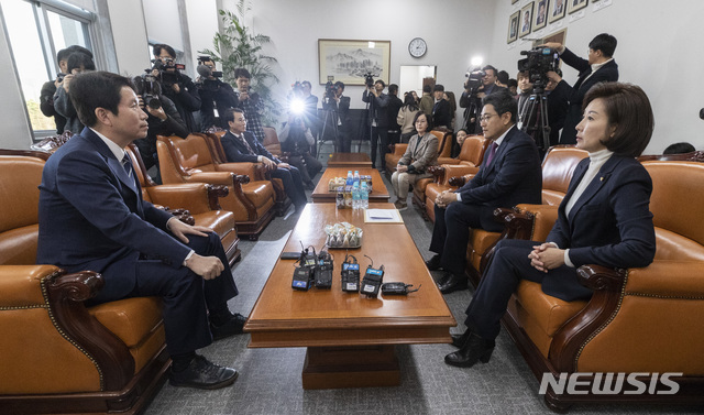 [서울=뉴시스]이종철 기자 = 이인영(왼쪽) 더불어민주당 원내대표와 나경원 자유한국당 원내대표, 오신환 바른미래당 원내대표가 26일 오후 서울 여의도 국회 운영위원장실에서 패스트트랙 법안 처리와 관련해 회동을 하고 있다. 2019.11.26. photo@newsis.com