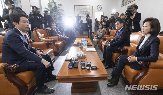 [서울=뉴시스]이종철 기자 = 이인영(왼쪽) 더불어민주당 원내대표와 나경원 자유한국당 원내대표, 오신환 바른미래당 원내대표가 26일 오후 서울 여의도 국회 운영위원장실에서 패스트트랙 법안 처리와 관련해 회동을 하고 있다. 2019.11.26.&nbsp; photo@newsis.com