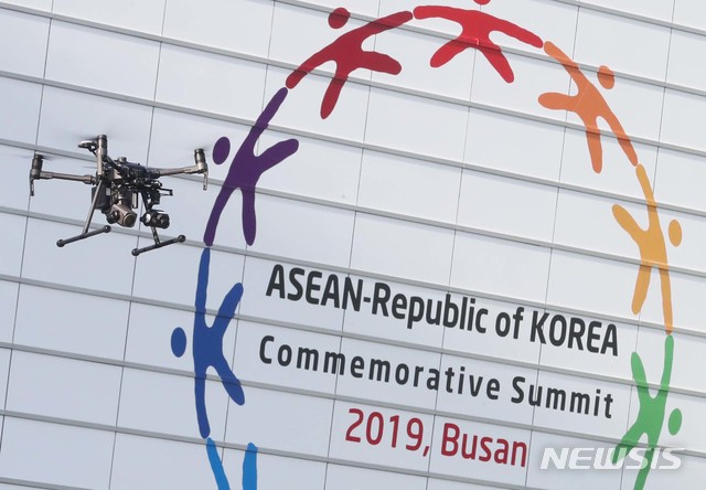 [서울=뉴시스] 지난해 한-아세안 특별정상회의가 열린 부산 벡스코 행사장 인근에 경비 드론이 떠 있다. (사진=2019 한-아세안 특별정상회의 제공) 2019.11.26. photo@newsis.com