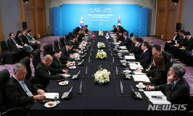 [부산=뉴시스]배훈식 기자 = 문재인 대통령과 퉁룬 시술릿 라오스 총리가 26일 부산 시내 한 호텔에서 양자회담을 하고 있다. 2019.11.26.&nbsp; dahora83@newsis.com