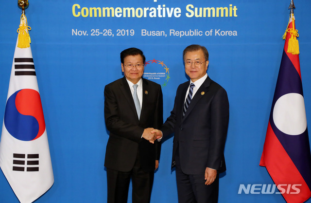 [부산=뉴시스]배훈식 기자 = 문재인 대통령과 퉁룬 시술릿 라오스 총리가 26일 부산 시내 한 호텔에서 열린 양자회담에 참석해 기념촬영을 하고 있다. 2019.11.26.&nbsp; dahora83@newsis.com