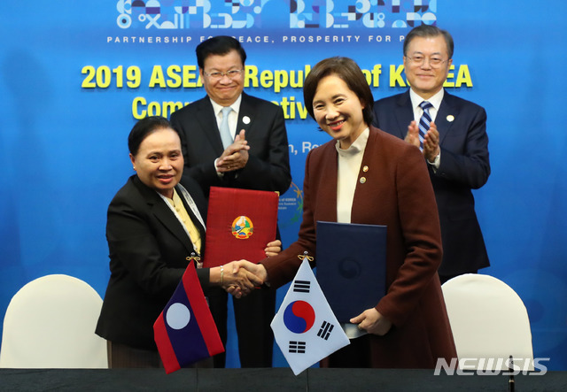 [부산=뉴시스]배훈식 기자 = 유은혜 사회부총리 겸 교육부 장관과 칸타리 시리퐁판 교육체육부 장관이 26일 부산 시내 한 호텔에서 문재인 대통령과 퉁룬 시술릿 라오스 총리가 지켜보는 가운데 직업교육협력 양해각서를 교환하고 있다. 2019.11.26.&nbsp; dahora83@newsis.com 