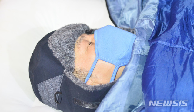 [서울=뉴시스]홍효식 기자 = 7일째 단식농성 중인 황교안 자유한국당 대표가 26일 오후 서울 청와대 분수대 앞 단식농성 천막에 누워 있다. 2019.11.26.&nbsp; photo@newsis.com