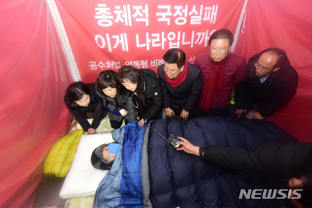 [서울=뉴시스]홍효식 기자 = 김광림 자유한국당 최고위원을 비롯한 의원들이 26일 오후 서울 청와대 분수대 앞 단식농성 천막에서 7일째 단식농성 중인 황교안 자유한국당 대표를 찾아 병원 이송 설득을 하고 있다. 2019.11.26.&nbsp; photo@newsis.com 