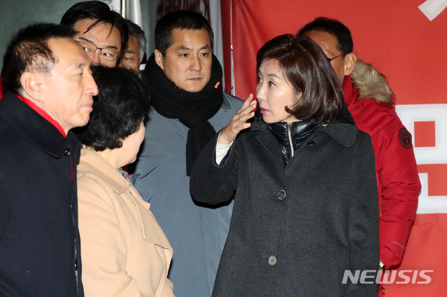 [서울=뉴시스]홍효식 기자 = 나경원 자유한국당 원내대표가 26일 오후 서울 청와대 분수대 앞 단식농성 천막에서 7일째 단식농성 중인 황교안 자유한국당 대표를 방문한 뒤 의원들과 이야기를 나누고 있다. 2019.11.26.&nbsp; yesphoto@newsis.com