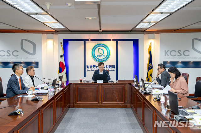 [서울=뉴시스] 이수지 기자 = 방송통신심의위원회의 광고심의소위원회는 26일 서울 목동 방송회관에서 회의를 열고 있다. 방심위는 이날 해외 불법 스포츠 도박사이트 운영 업체 명칭과 광고 문구가 기재된 광고판을 반복적으로 노출한 KBS 2TV 중계방송 '유벤투스FC 초청 축구 친선경기'와 JTBC3 중계방송 '19-20 분데스리가'에 대해 행정지도인 '권고'를 결정했다. (사진=방심위 제공) 2019.11.27.suejeeq@newsis.com