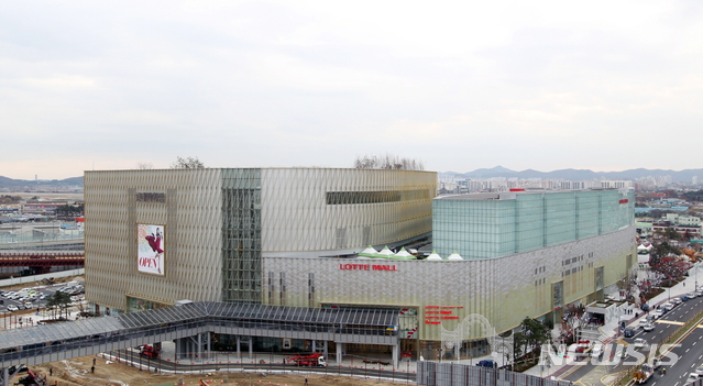[서울=뉴시스] 롯데몰 수원 전경. (사진=롯데자산개발)