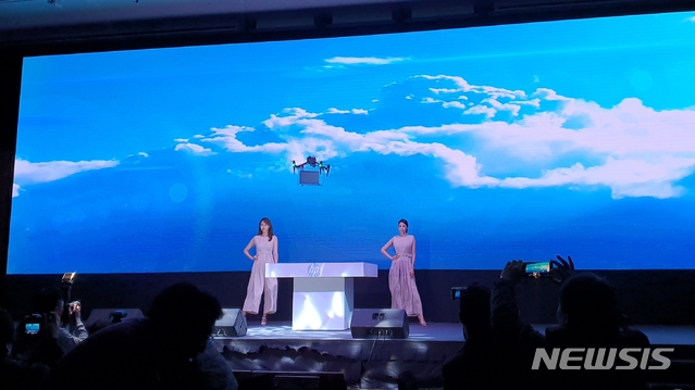 [서울=뉴시스]HP코리아는 27일 여의도 콘래드 서울 호텔에서 신제품 출시 행사를 진행했다. 사진은 HP의 초경량 노트북 'HP 엘리트 드래곤플라이'가 드론으로 무대 위에 옮겨지는 모습. 2019.11.27.(사진=고은결 기자)