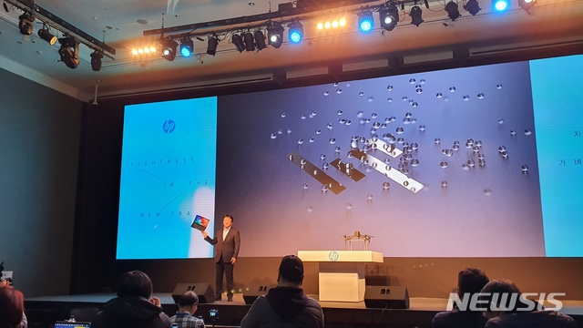 [서울=뉴시스]HP코리아는 27일 여의도 콘래드 서울 호텔에서 신제품 출시 행사를 개최했다. 사진은 신제품 'HP 엘리트 드래곤플라이'를 한 손에 들고 있는 김대환 HP코리아 대표이사. 2019.11.27.(사진=고은결 기자)