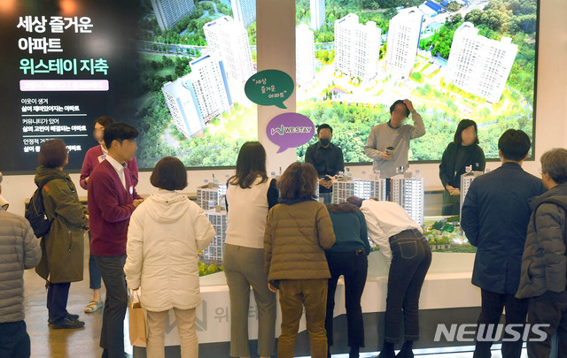 [서울=뉴시스] 지난 22일 서울 명동에 문을 연 위스테이 지축 견본주택.(사진제공=더함)