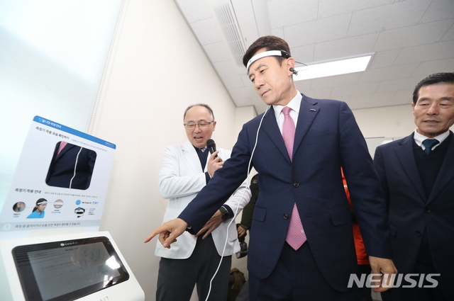 [포항=뉴시스]강진구 기자 = 경북 포항시는 지진 발생 2년을 맞아 27일 오전 흥해읍 신시가지에서 마음치유를 위한 포항지진 트라우마센터를 개소하고 본격적인 운영에 들어갔다고 밝혔다.사진은 포항지진 트라우마센터를 둘러보는 이강덕 포항시장.(사진=포항시 제공) 2019.11.27.&nbsp; photo@newsis.com