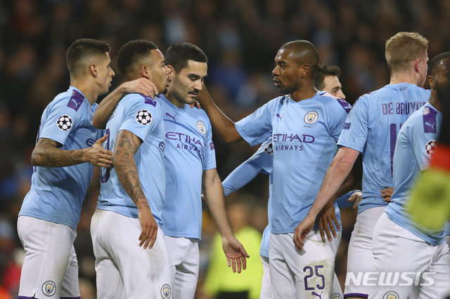 [맨체스터=AP/뉴시스] 26일(현지시간) 영국 맨체스터 에티하드 스타디움(Etihad Stadium)에서 열린 경기에서 맨체스터시티 선수들이 일카이 귄도간(가운데)이 골을 넣자 축하 인사를 하고 있다. 영국 파이낸셜타임스(FT)는 맨시티를 관리하는 시티 풋볼 그룹(CFG)이 미국계 사모펀드 회사인 실버레이크에 지분 10%를 5억달러(5877억5000만원)에 매각하는 계약을 체결했다고 보도했다. 2019.11.27.
