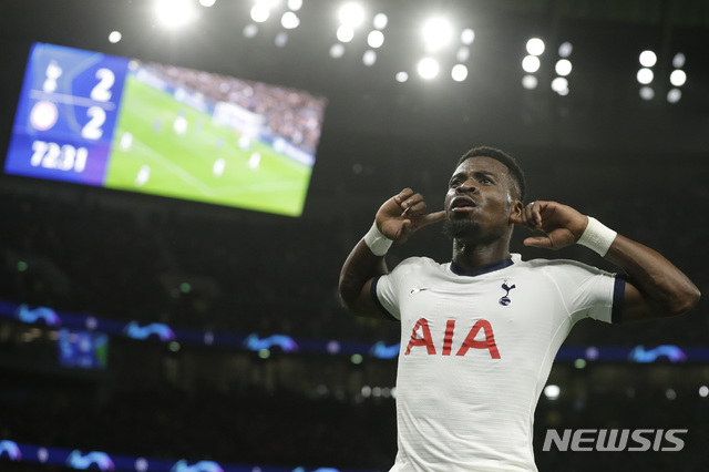 [런던=AP/뉴시스]토트넘 세르주 오리에가 26일(현지시간) 영국 런던의 토트넘 홋스퍼 스타디움에서 열린 2019-20 UEFA 챔피언스리그 조별리그 B조 5차전 올림피아코스(그리스)와의 경기 중 손흥민의 도움으로 역전 결승 골을 넣고 세리머니를 하고 있다. 손흥민은 풀타임을 소화하며 토트넘의 4-2 승리를 견인했다. 토트넘은 바이에른 뮌헨(독일·승점 15)에 이어 조 2위(승점 10)를 굳히며 16강 진출을 확정했다. 2019.11.27. 