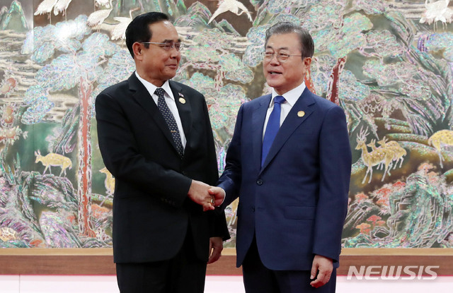 [부산=뉴시스]배훈식 기자 = 문재인 대통령이 27일 오전 부산 누리마루에서 열린 '제1차 한-메콩 정상회의'에 참석한 쁘라윳 짠오차 태국 총리를 맞아 인사하고 있다. 2019.11.27.&nbsp; dahora83@newsis.com