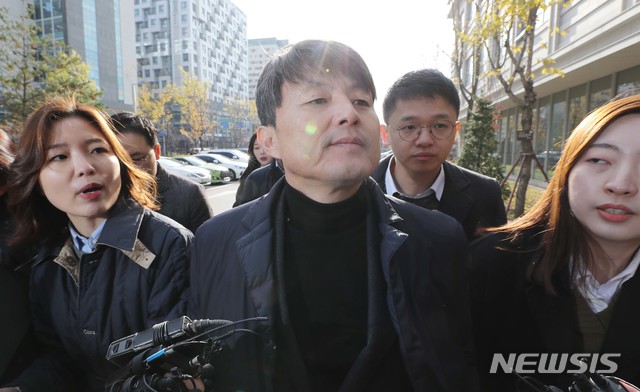 [서울=뉴시스]이영환 기자 = 금융위원회 재직 당시 업체들로부터 뇌물 등을 받고 편의를 봐줬다는 의혹을 받는 유재수 전 부산시 경제부시장이 27일 서울 송파구 서울동부지법으로 영장실질심사를 받기 위해 출석하고 있다. 2019.11.27. photo@newsis.com