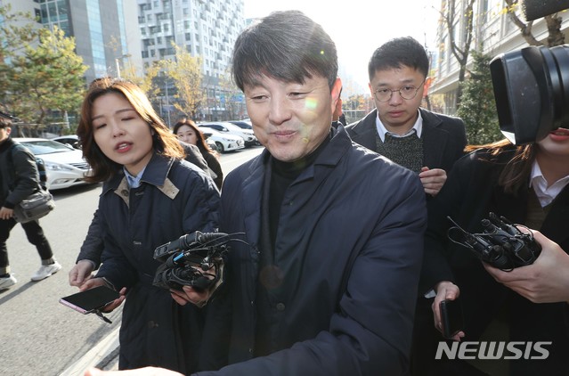 [서울=뉴시스]이영환 기자 = 금융위원회 재직 당시 업체들로부터 뇌물 등을 받고 편의를 봐줬다는 의혹을 받는 유재수 전 부산시 경제부시장이 27일 서울 송파구 서울동부지법으로 영장실질심사를 받기 위해 출석하고 있다. 2019.11.27.&nbsp; photo@newsis.com