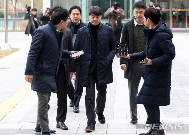 [서울=뉴시스] 이영환 기자 = 금융위원회 국장 시절 뇌물수수 등 혐의를 받고 있는 유재수 전 부산시 경제부시장이 지난달 27일 오전 서울 송파구 서울동부지방법원에서 열린 영장실질심사에 참석하고 있다.2019.11.27.&nbsp;&nbsp; 20hwan@newsis.com