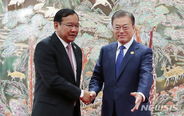 [부산=뉴시스]배훈식 기자 = 문재인 대통령이 지난 27일 오전 부산 누리마루에서 '제1차 한-메콩 정상회의'에 참석한 쁘락 소콘 캄보디아 부총리 겸 외교장관를 맞아 인사하고 있다. 2019.12.03. dahora83@newsis.com