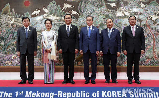 [부산=뉴시스]배훈식 기자 = 문재인 대통령이 27일 오전 부산 누리마루에서 열린 제1차 한·메콩 정상회의에 앞서 참석자들과 기념촬영을 하고 있다. 왼쪽부터 통룬 시술릿 라오스 총리, 아웅산 수치 미얀마 국가고문, 쁘라윳 짠-오차 태국 총리, 문 대통령, 응우옌 쑤언 푹 베트남 총리, 프락 속혼 캄보디아 부총리 겸 외교부 장관. 2019.11.27.&nbsp; dahora83@newsis.com