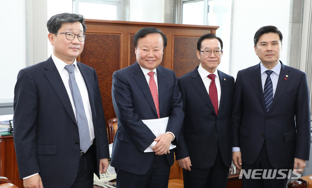 [서울=뉴시스] 이종철 기자&nbsp; = 전해철(왼쪽부터) 더불어민주당 예결위 간사, 김재원 예결위원장, 이종배 자유한국당 예결위 간사, 바른미래당 지상욱 예결위 간사가 27일 오전 서울 여의도 국회에서 열린 예산안등조정소위원회를 앞두고 위원장실에서 만나 의견을 나누고 있다. 2019.11.27.jc4321@newsis.com