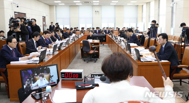 [서울=뉴시스]김명원 기자 = 전혜숙 행정안전위원회 위원장이 27일 오전 서울 여의도 국회 행정안전위원회에서  '민식이법'으로 불리는 어린이 교통안전 강화 법안 등 상정법안들을 처리하고 있다. 2019.11.27. kmx1105@newsis.com