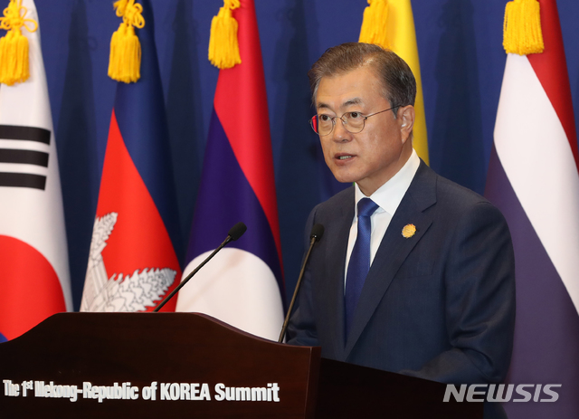 [서울=뉴시스]문재인 대통령이 27일 오전 부산 벡스코에서 제1차 한·메콩 정상회의 공동언론발표를 하고 있다. (사진=2019 한-아세안 특별정상회의 제공) 2019.11.27.&nbsp; photo@newsis.com