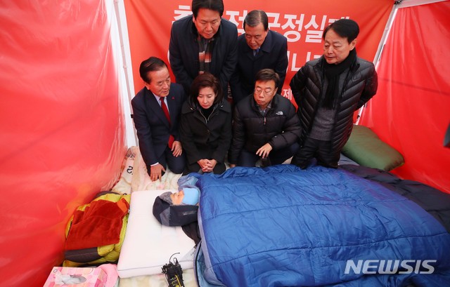 [서울=뉴시스]고범준 기자 = 단식 8일 차를 맞은 자유한국당 황교안 대표가 27일 청와대 앞 분수대 광장 천막에서 나경원 원내대표 등 의원들을 만나고 있다. 2019.11.27.&nbsp; photo@newsis.com