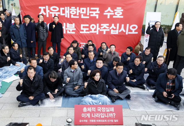 [서울=뉴시스] 고범준 기자 = 나경원 자유한국당 원내대표를 비롯한 참석 의원들이 27일 오후 서울 청와대 분수대 앞 광장 단식농성 천막에서 8일째 단식중인 황교안 자유한국당 대표를 만난 뒤 취재진 앞에서 공수처 반대 구호를 외치고 있다. 2019.11.27.   bjko@newsis.com