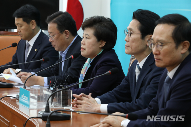 [서울=뉴시스]김명원 기자 = 김관영 바른미래당 의원(왼쪽부터)·유성엽 대안신당 창당준비위원장·조배숙 민주평화당 원내대표·윤소하 정의당 원내대표·홍영표 더불어민주당 의원이 27일 오후 서울 여의도 국회 바른미래당 회의실에서 여야 4+1 회의를 갖고 있다.  2019.11.27. kmx1105@newsis.com