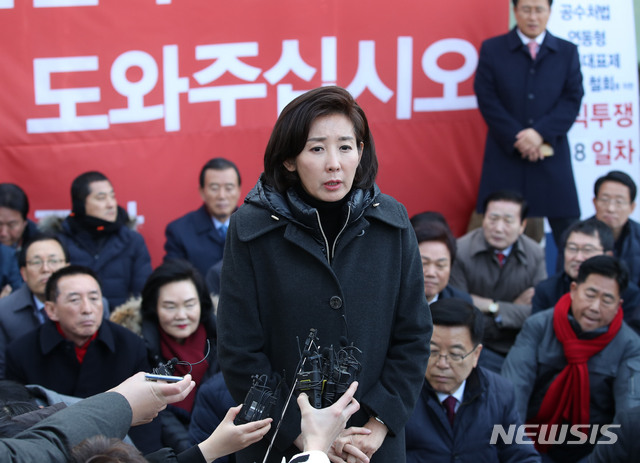 [서울=뉴시스] 고범준 기자 = 나경원 자유한국당 원내대표가 27일 오후 서울 청와대 분수대 앞 광장 단식농성 천막에서 8일째 단식중인 황교안 자유한국당 대표를 만난 뒤 취재진 앞에서 발언하고 있다. 2019.11.27.&nbsp; bjko@newsis.com