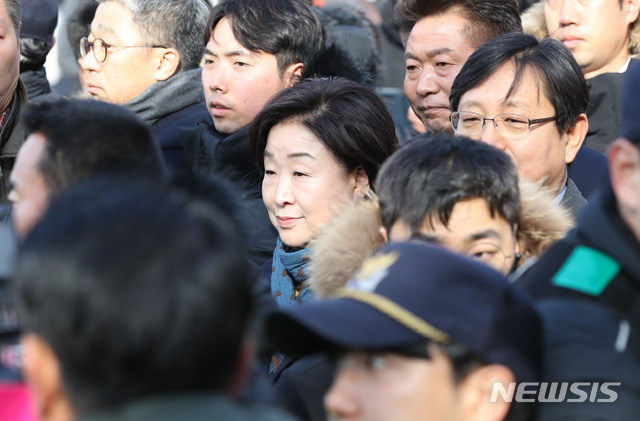 [서울=뉴시스] 고범준 기자 = 심상정 정의당 대표가 27일 오후 서울 청와대 분수대 앞 광장 단식농성 천막에서 8일째 단식중인 황교안 자유한국당 대표를 만나기 위해 들어서고 있다. 2019.11.27. bjko@newsis.com