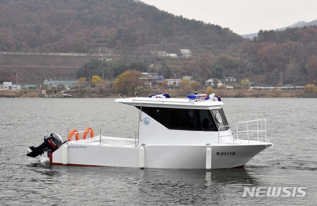 [부산=뉴시스] 하경민 기자 = 27일 오후 화명정수사업소 물금취수장 선박계류장에서 낙동강 수질 환경관리 등을 위해 투입된 전기추진 관공선 '부산510호'. 2019.11.27.yulnetphoto@newsis.com