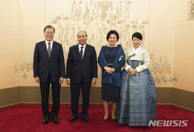 [서울=뉴시스]문재인 대통령과 김정숙 여사가 27일 오후 청와대에서 열린 베트남 총리 공식만찬에 앞서 응우옌 쑤언 푹 베트남 총리 내외와 기념촬영을 하고 있다. 왼쪽부터 문재인 대통령, 응우옌 쑤언 푹 베트남 총리, 김정숙 여사, 쩐 으우엣 투 베트남 총리 부인. (사진=청와대 제공) 2019.11.27. photo@newsis.com