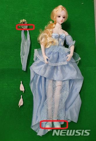 [세종=뉴시스] 월드스타토이의 '비비안 인형' 악세사리 부분(원형 표시)에서 카드뮴이 기준치를 9151배 초과했다. (국가기술표준원 제공)