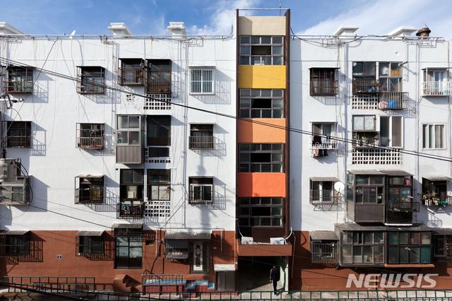 [부산=뉴시스] 부산문화재단은 오는 12월 4~8일 부산 동구 수정동 수정아파트 16동(사진)에서 '수정아파트 프로젝트' 프로그램을 운영한다고 28일 밝혔다. (사진=부산문화재단 제공). 2019.11.28. photo@newsis.com 