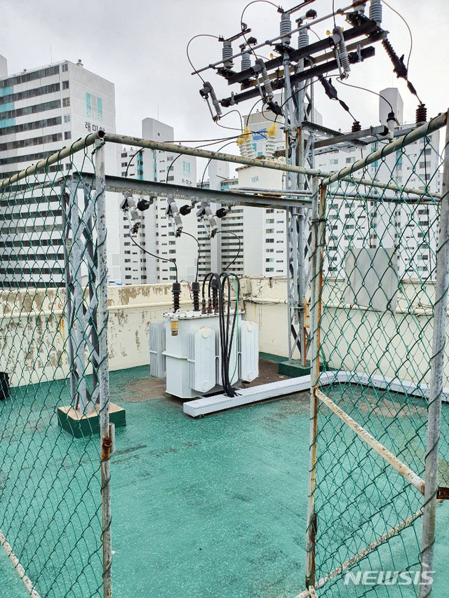 [부산=뉴시스] 28일 오전 10시 10분께 부산 부산진구 당감동의 한 건물 옥상에 설치된 수전설비(변압기)에 까마귀가 앉는 바람에 합선이 생겨 인근 아파트와 주택 등 2000가구에 일시적으로 정전이 발생했다.(사진=부산경찰청 제공). 2019.11.28. photo@newsis.com 