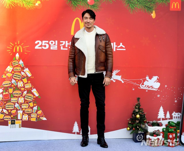 [서울=뉴시스]한국맥도날드가 진행하는 '25일간의 크리스마스' 캠페인 포토 세션에서 포즈를 취한 배우 다니엘 헤니