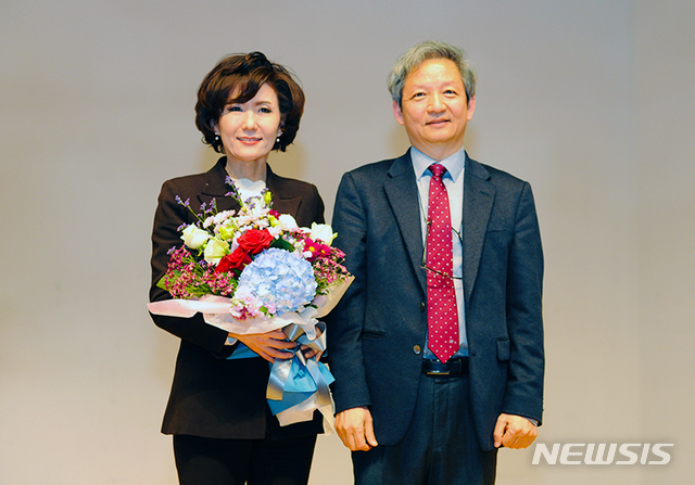 충남대 제19대 총장임용후보자 선출 선거에서 1위를 차지한 이진숙(왼쪽) 건축공학과 교수와 김정윤 총장임용추천위원회 위원장