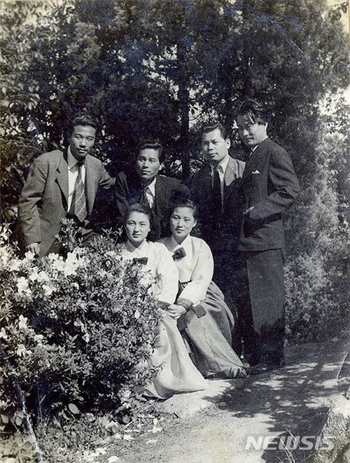 [서울=뉴시스] 영화 '여성일기'의 제작진과 배우들. 앞줄 배우 황정순(앞줄 오른쪽), 주증녀(앞줄 왼쪽)의 모습을 볼 수 있다. (사진=한국영상자료원 제공) 2019.11.28 photo@newsis.com 