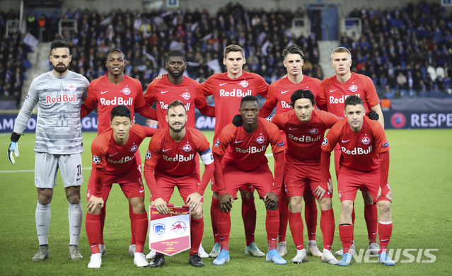 [헹크(벨기에)=AP/뉴시스]황희찬(앞줄 왼쪽)을 비롯한 잘츠부르크 선수들이 27일(현지시간) 벨기에 헹크의 KRC 헹크 아레나에서 열린 헹크와의 2019-20 유럽축구연맹(UEFA) 챔피언스리그 E조 5차전 경기에 앞서 기념촬영을 하고 있다. 황희찬은 후반 24분 팀의 세 번째 골을 기록하며 팀의 4-1 대승에 이바지했다. 잘츠부르크는 조 3위(승점 7)로 내달 11일 선두 리버풀(승점 10)과의 경기 결과에 따라 16강 진출 여부가 갈린다. 2019.11.28.