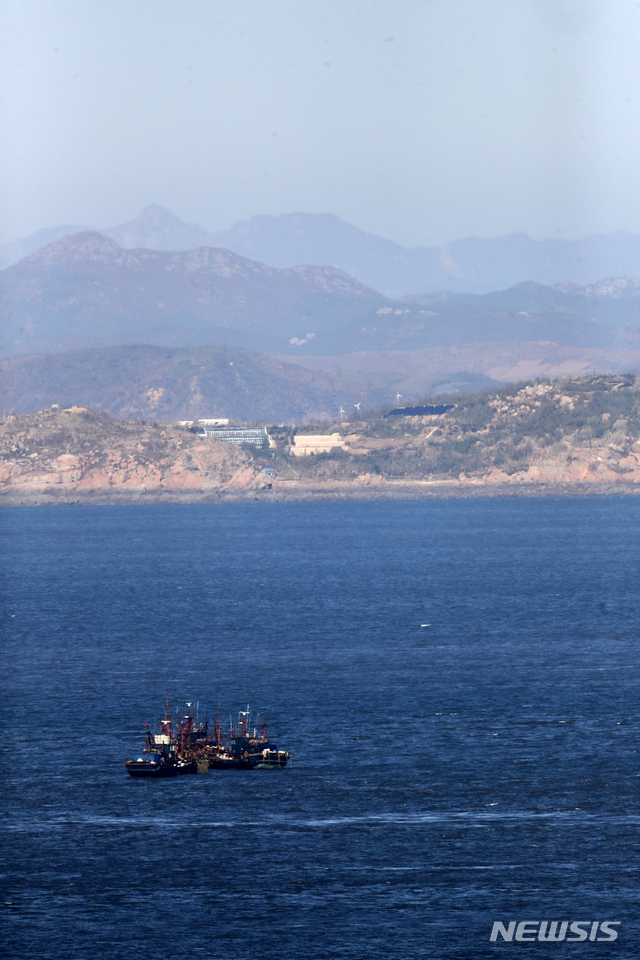 [연평도=뉴시스]최진석 기자 = 28일 오전 인천 옹진군 연평도에서 바라본 서해 북방한계선(NLL) 일대에 북한이 2015년부터 군사시설 작업을 했다는 무인도 5곳중 1곳인 장재도에 건물이 보이고 있다. 북측 장재도에는 100여명의 병력과 해안포 진지가 비치되어 있는 것으로 알려졌다. 2019.11.28. myjs@newsis.com 