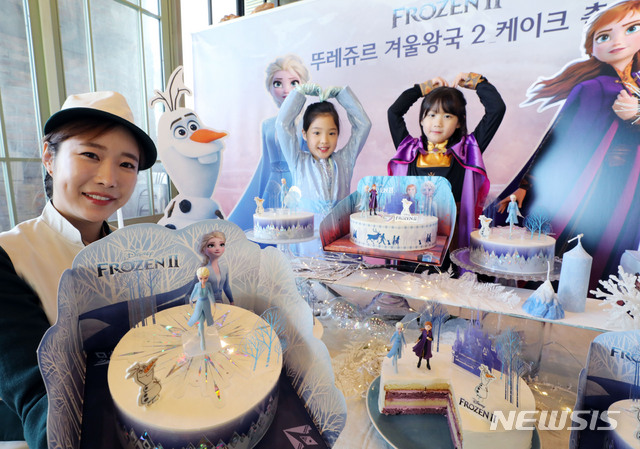 [서울=뉴시스]박주성 기자 = CJ푸드빌이 운영하는 뚜레쥬르가 28일 오전 서울 중구 뚜레쥬르 제일제당사옥점 1층에서 '겨울왕국 2' 케이크를 선보이고 있다. 2019.11.28. park7691@newsis.com